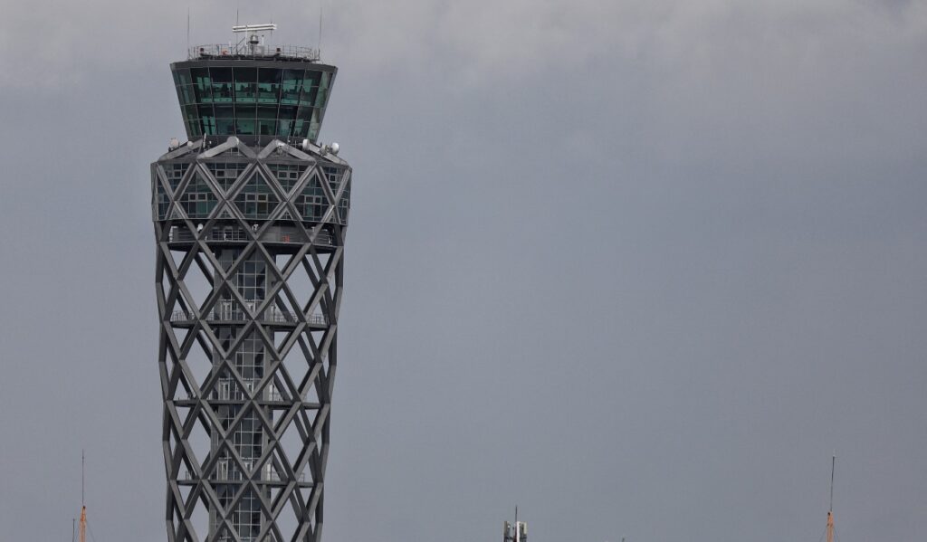 Ingreso de joven a torre de control de El Dorado: van cinco suspendidos