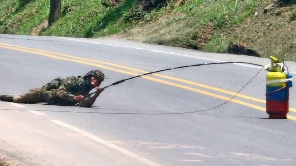 Soldado retiró cilindro en la vía Panamericana