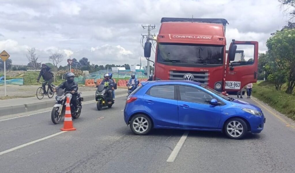 Trancón monumental en Autonorte con 201 por choque entre carro y camión