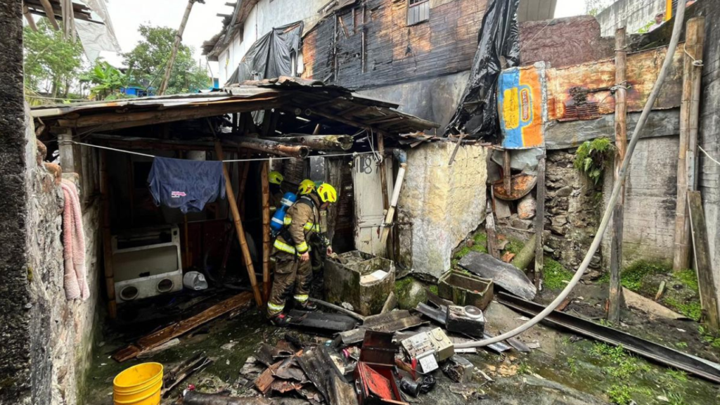 ‘Una casa se quemó en su totalidad’: Bomberos y Policía Nacional controlan incendio estructural en El Jazmín