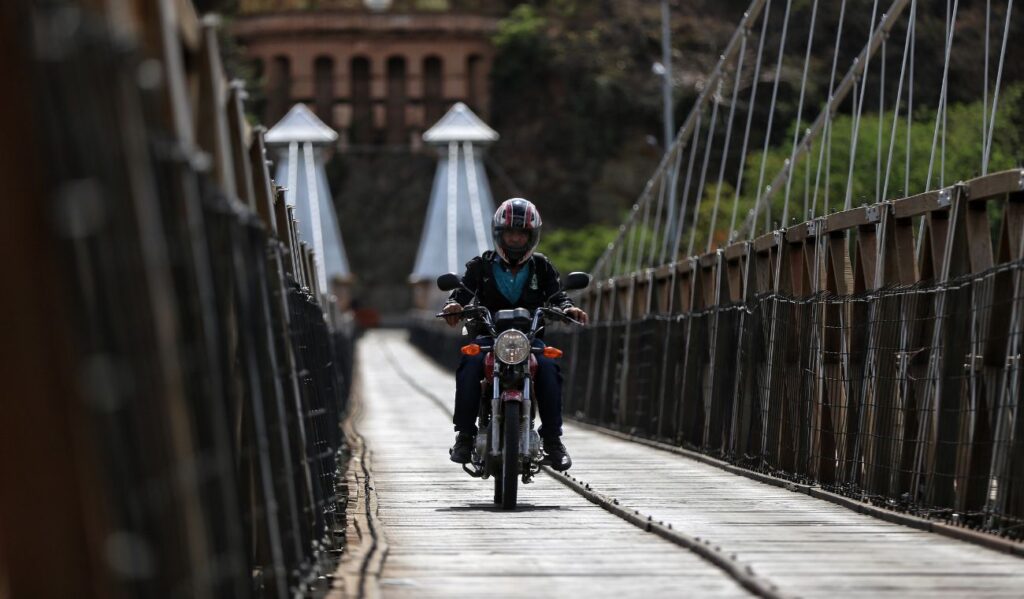 Viajes en moto en la semana de receso: consejos de seguridad en la vía