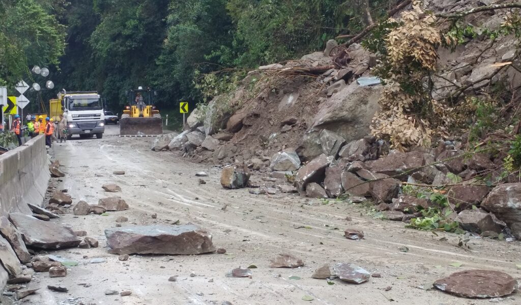 Derrumbe bloquea antigua vía Bogotá-Villavicencio este domingo octubre 26