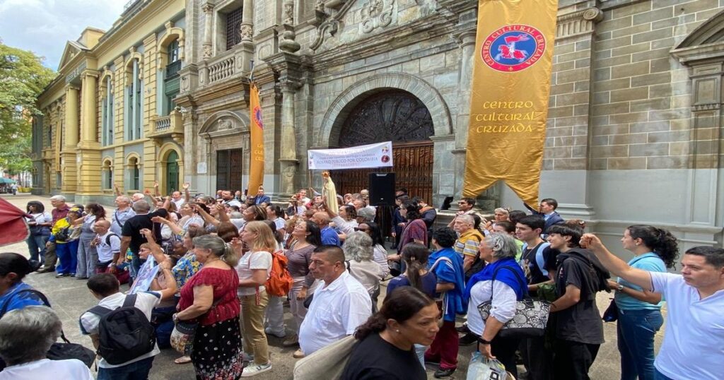 Medellín: Más de 100 católicos realizaron platón en contra evento brujería