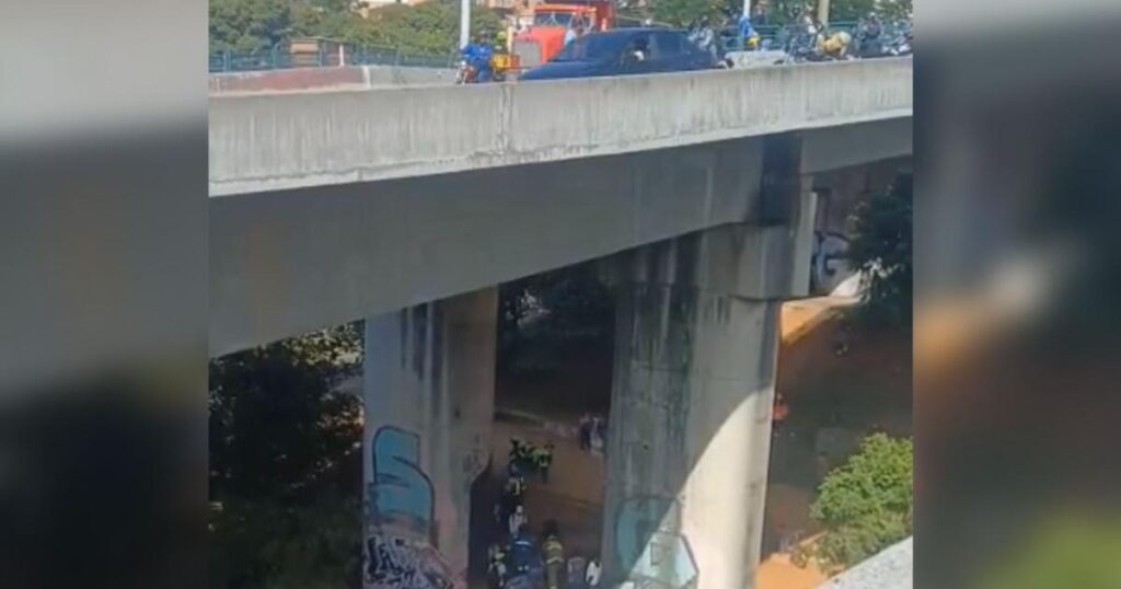 Noticias Medellín: Motociclistas críticos tras caer 30 metros de Puente
