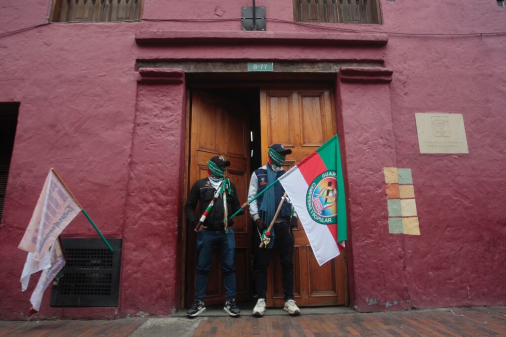 Organizaciones se toman Ministerio de Vivienda y denuncian incumplimientos