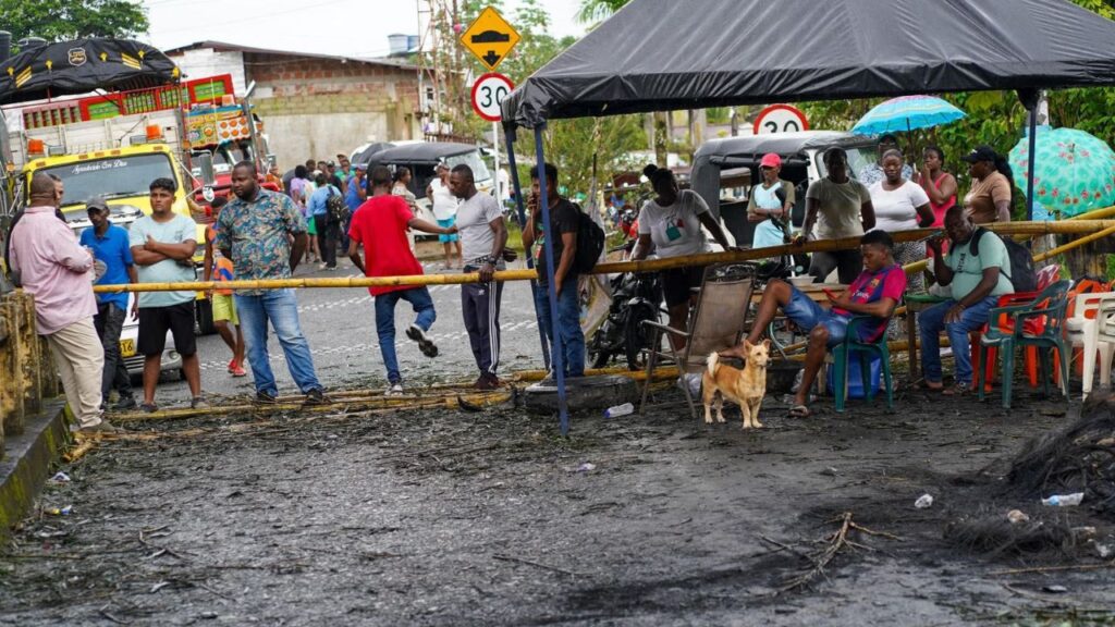 Paro minero bloquea vías en Chocó