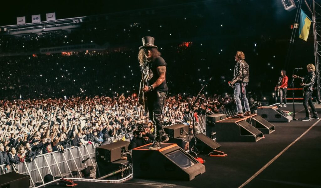 Slash, de los Guns N’ Roses, pillado echando crispetas en cine de Bogotá