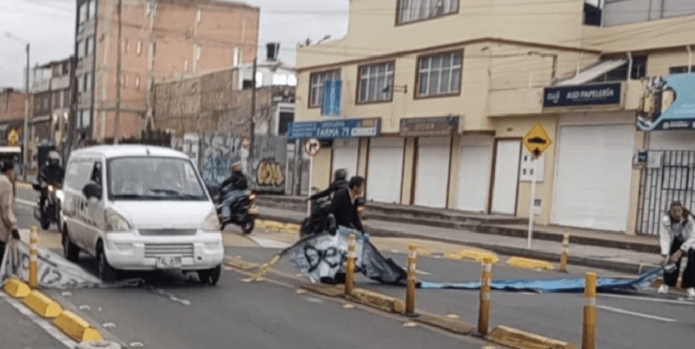 Vecinos de Kennedy salen a bloquear calle tras instalación de bolardos