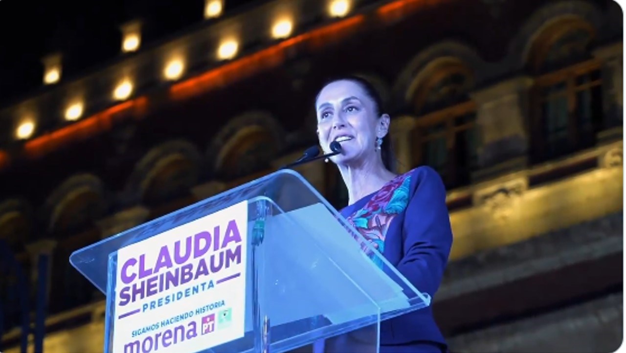 ¡Hasta besito en el «cuello» le dio! «Borracho» agrede sexualmente a la Presidenta de México en plena calle y en video quedó